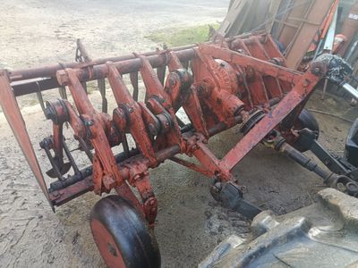 un tracteur garé à côté d'une charrue
