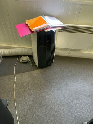 un petit climatiseur posé dans un coin de la pièce