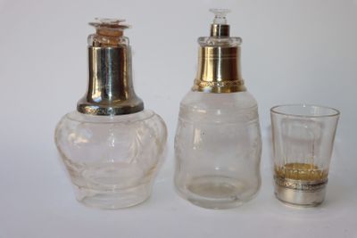 une bouteille de liquide et un verre à shot posés sur une table