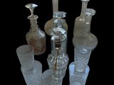 un grand nombre de bouteilles en verre posées sur une table