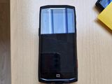 un téléphone portable posé sur une table à côté d'une feuille de papier