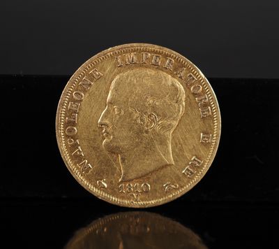 gros plan d'une pièce d'or sur une surface noire