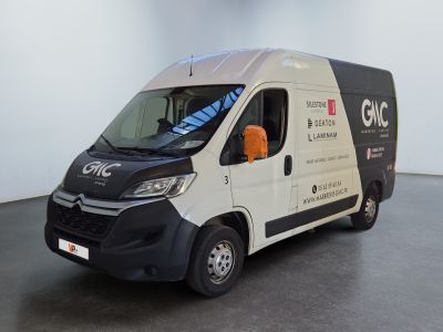 une photo d'une camionnette blanche et noire dans une pièce