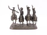 une statue représentant un groupe de personnes à cheval