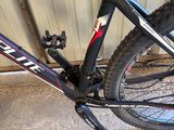 gros plan d'un vélo garé devant un bâtiment