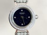 Gros plan sur une montre-bracelet ornée de diamants