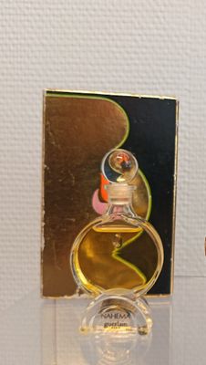 GUERLAIN Nahema Flacon en verre, de forme arrondie, titré su…