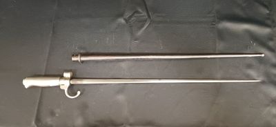 une paire de pinces posée sur une table