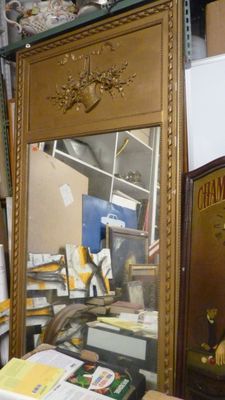 un miroir posé sur une table dans une pièce