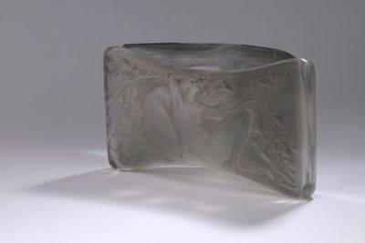 bloc de verre translucide représentant une femme et un cheval