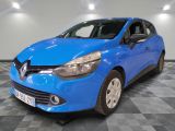 une voiture bleue est garée dans une pièce au sol à carreaux