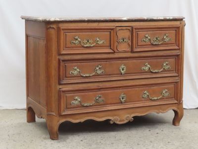 Commode en chêne sculpté à 5 tiroirs , dessus marbre.