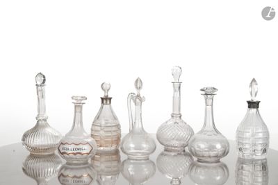 de nombreuses bouteilles en verre alignées sur une table