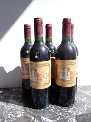 trois bouteilles de vin rouge sont alignées sur une table