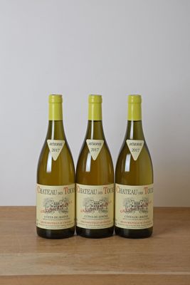trois bouteilles de vin posées sur une table en bois
