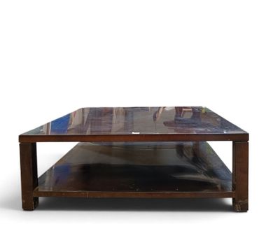 une table basse avec un plateau en verre sur fond blanc