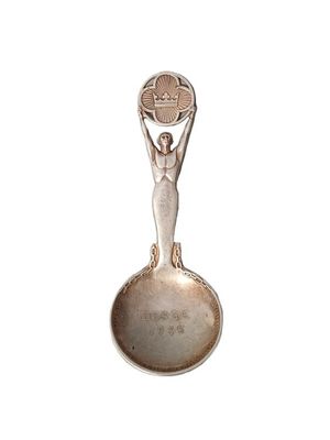 une cuillère en argent représentant une femme tenant une raquette de tennis