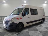 une camionnette blanche garée dans une pièce