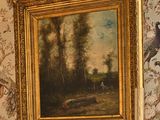 une photo d'un tableau accroché au mur au-dessus d'une table