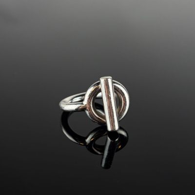gros plan d'une bague en argent sur une surface noire