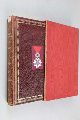 un vieux livre avec une couverture rouge et une étoile sur la couverture