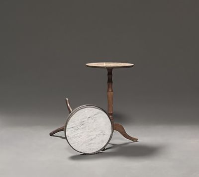 une image représentant une petite table avec un plateau en marbre et des pieds en bois