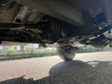 l'arrière d'une voiture avec un pneu crevé sur la route