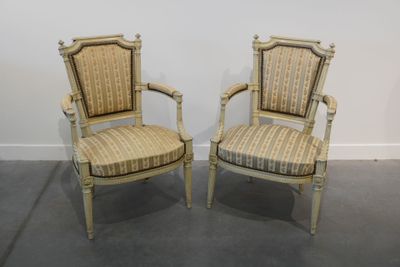 paire de fauteuils à dossier canné de style louis xvi