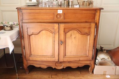 une armoire en bois sur laquelle sont posés de nombreux verres