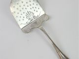 une cuillère en argent ornée d'un motif en forme d'étoile