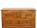 une commode en bois avec des poignées en laiton et des tiroirs