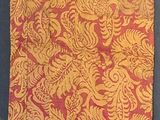 un tissu orange et jaune, orné d'un motif sur fond bleu