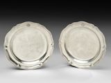 une paire de plats en métal argenté de l'époque de George II