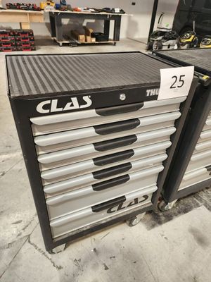 deux tiroirs métalliques sont empilés l'un sur l'autre dans un garage