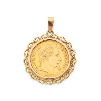 un gros plan d'un pendentif en forme de pièce d'or sur fond blanc