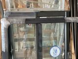 une vitrine portant un numéro dans un magasin