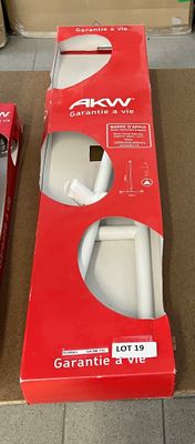 deux manettes Nintendo Wii dans la boîte posée par terre