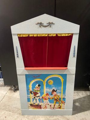un coffre à jouets sur lequel est posée une marionnette