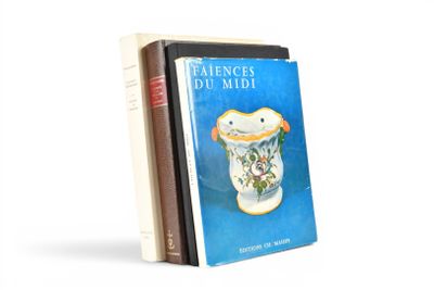 deux livres posés l'un à côté de l'autre sur une table