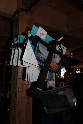 de nombreux skis accrochés à un support dans un magasin