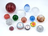 beaucoup de billes de différentes couleurs sur une surface blanche