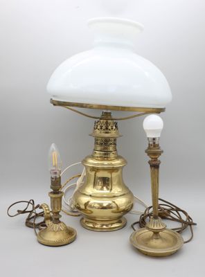 une lampe de table ancienne en laiton, dotée d'un abat-jour en verre blanc et de deux bougies