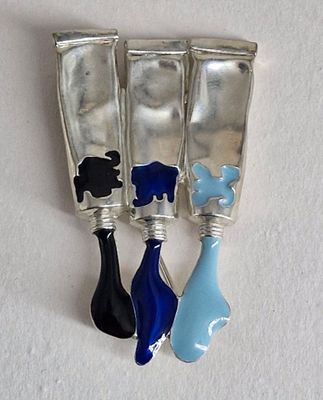 ARMAN (d'après), Broche en métal polychrome à décor émaillé …