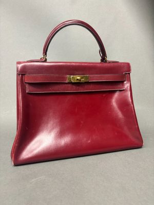 un sac à main en cuir rouge sur fond gris