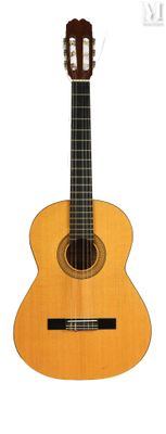 une guitare posée sur une surface blanche