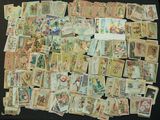 beaucoup de vieilles cartes à jouer sur la table