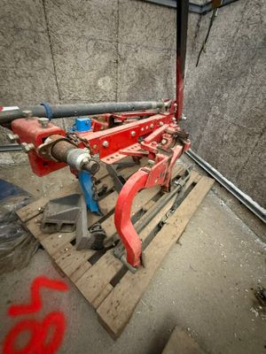 une borne d'incendie rouge posée sur une palette dans une pièce
