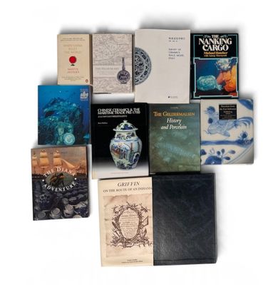 un grand nombre de livres posés sur une table