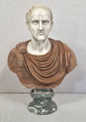 statue représentant le buste d'un homme dont le cou est drapé