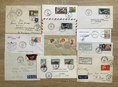 de nombreux timbres différents sur les enveloppes posées sur la table